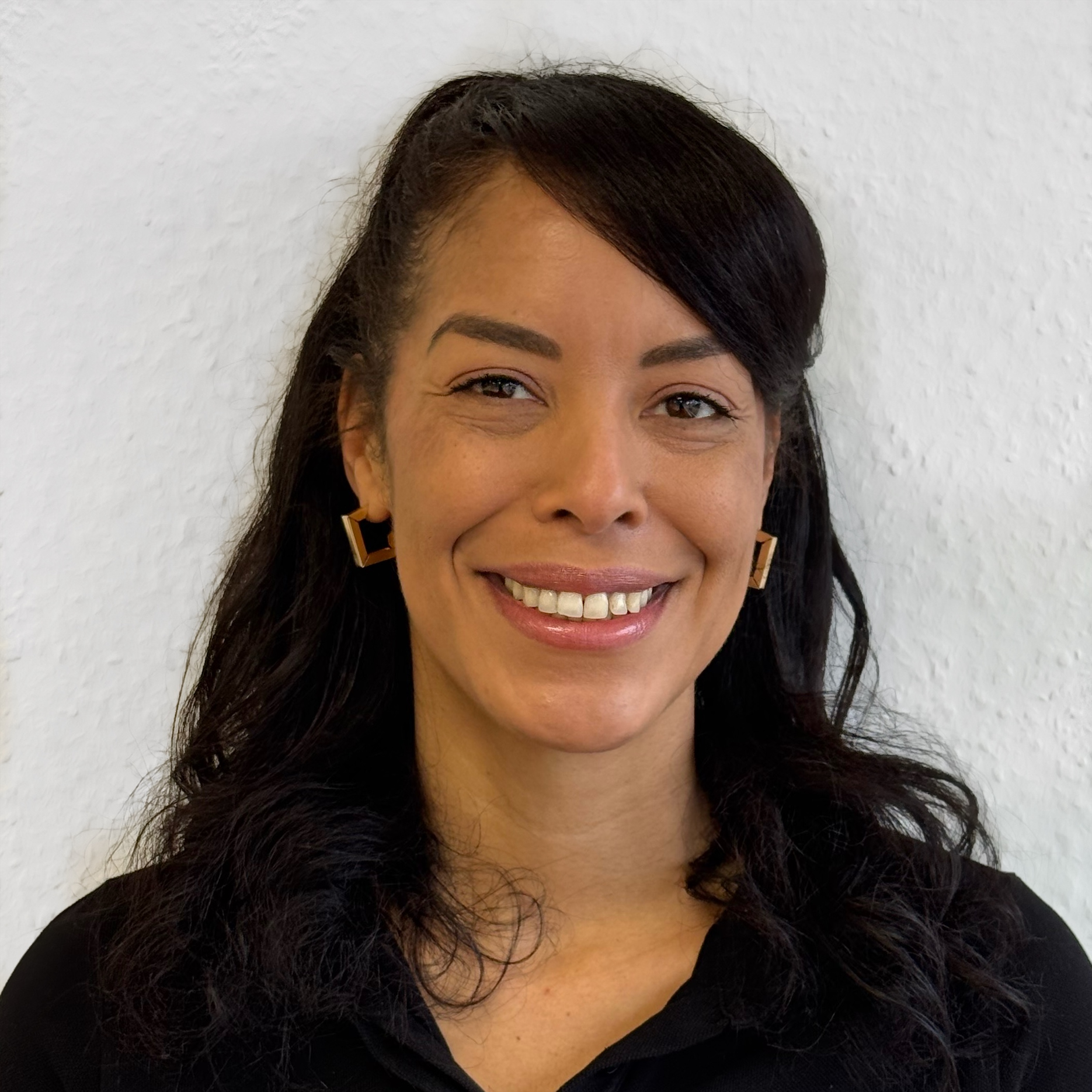 Mitarbeiterfoto Prim vor weißer Wand. Portrait.