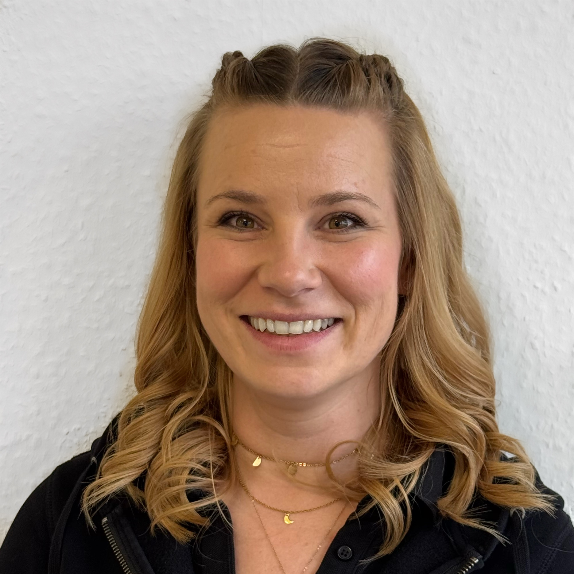 Mitarbeiterfoto Kleimann vor weißer Wand. Portrait.